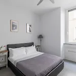 Trastevere Modern 4br 4baths, Wifi, Ac, Custom Kitchen, Living Rom