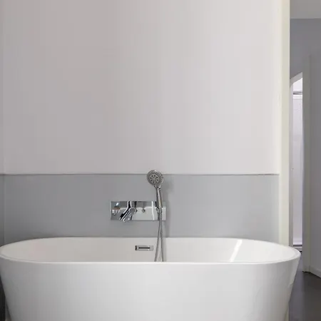 Trastevere Modern 4br 4baths, Wifi, Ac, Custom Kitchen, Living * Rom