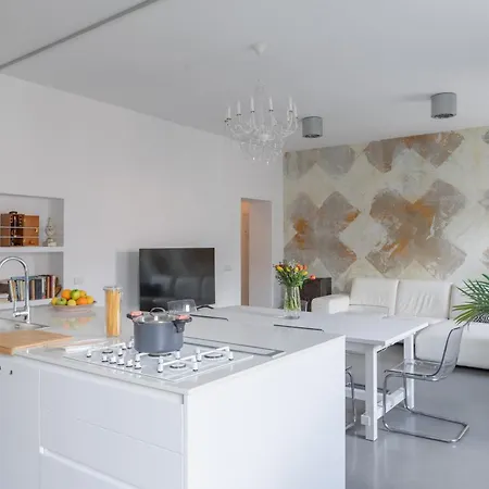 Trastevere Modern 4br 4baths, Wifi, Ac, Custom Kitchen, Living