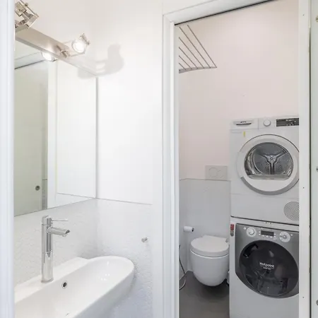 Trastevere Modern 4br 4baths, Wifi, Ac, Custom Kitchen, Living *