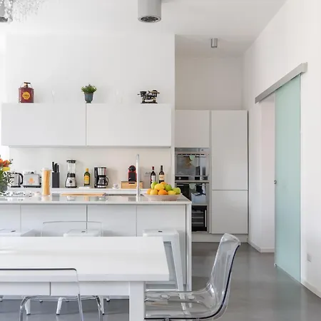 Trastevere Modern 4br 4baths, Wifi, Ac, Custom Kitchen, Living 로마