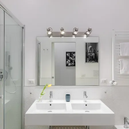 Trastevere Modern 4br 4baths, Wifi, Ac, Custom Kitchen, Living 로마